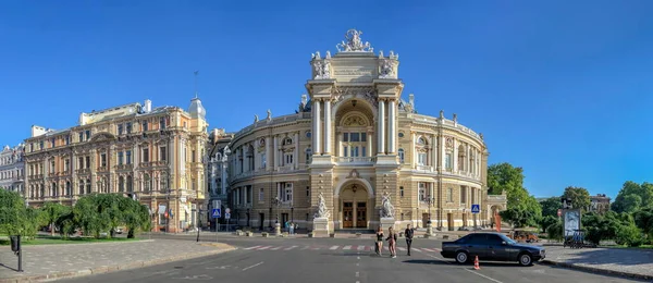 オデッサ ウクライナ04 2022 ウクライナのオデッサ国立学術オペラとバレエ劇場 晴れた夏の日に — ストック写真