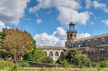 Ukrayna, Odessa 'daki Kuialnyk' in terk edilmiş binası güneşli bir sonbahar gününde.