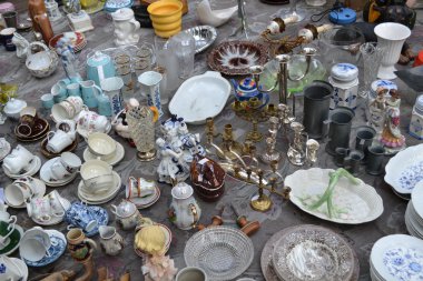 bit pazarı üzerinde eski dishware
