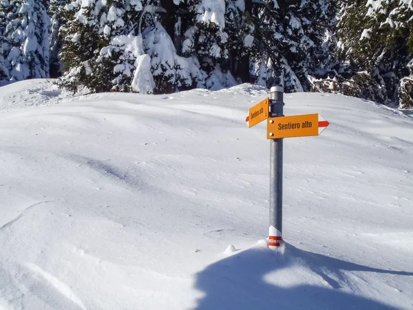 Val blenio. Karda yoldaki tabelaları — Stok fotoğraf