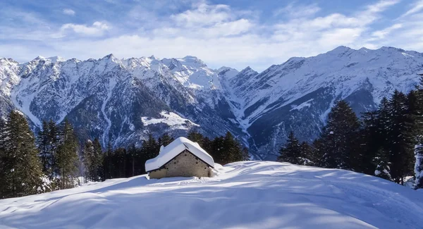 Val blenio. snöig väg — Stockfoto