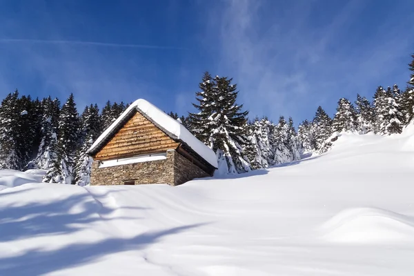 Val blenio. snöig väg — Stockfoto