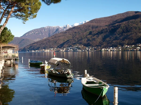 Suiza Lago de Lugano. Barco en Morcote . — Foto de Stock