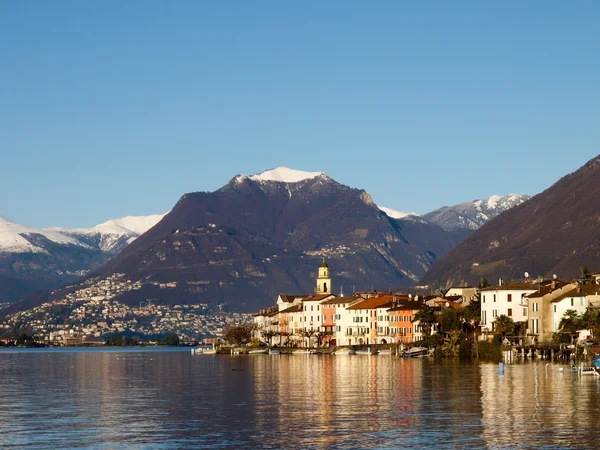 Švýcarsko - jezera Lugano. Prohlédni na městě brusino. — Stock fotografie