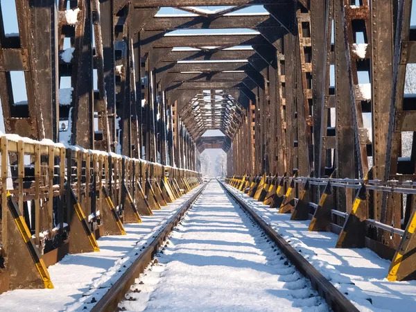 雪覆盖铁路桥梁 — 图库照片