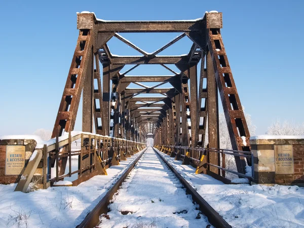 Ponte ferroviario innevato — Foto Stock