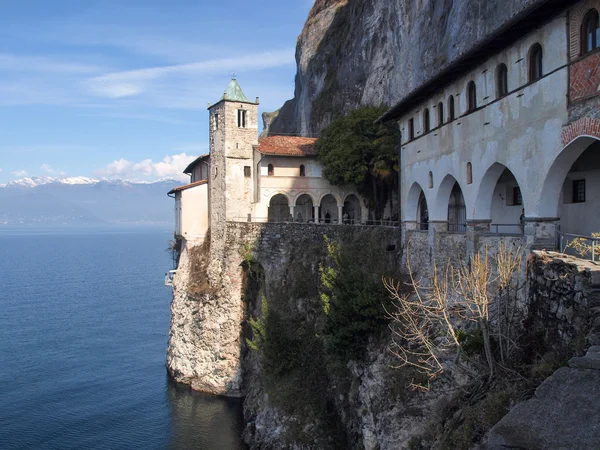 El Monasterio de Santa Caterina del Sasso — Foto de Stock