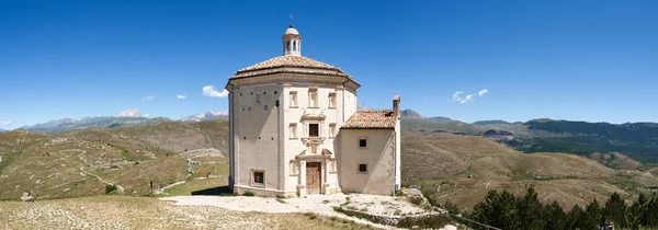 The park of Rocca Calascio, Santa Maria della Pietà — Stok fotoğraf