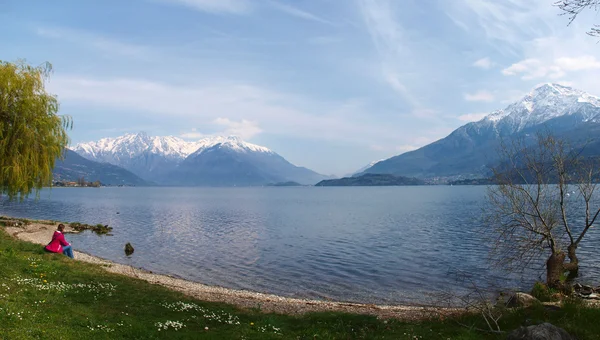 Uitzicht vanaf de promenade langs het meer van dongo — Stockfoto