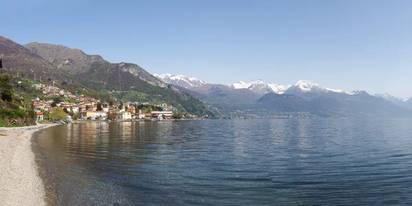 Il lago e il borgo di Pianello del Lario — Foto Stock