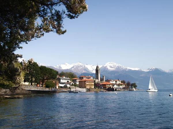 El lago y el pueblo de Cremia —  Fotos de Stock