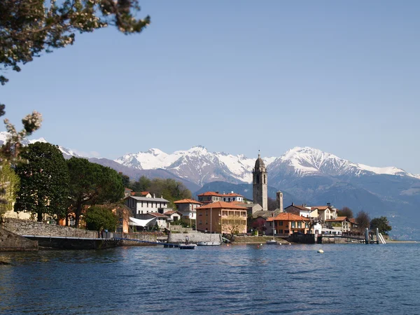 Il lago e il villaggio di cremia — стокове фото