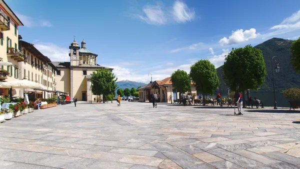 Caminando a lo largo del lago hacia el campo — Foto de Stock