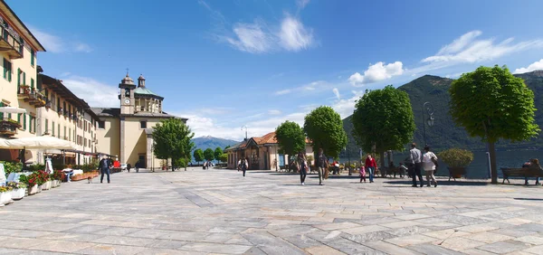 Caminando a lo largo del lago hacia el campo — Foto de Stock