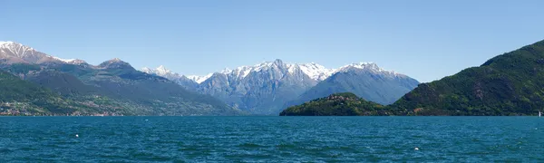 Panorama jezera Como od pláže — Stock fotografie