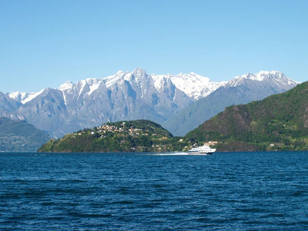 Panorama över flygbåten och bakgrunden piona på lake como — Stockfoto