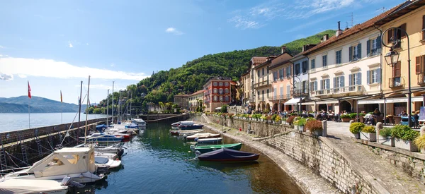 Camminando lungo il lungolago fino alla campagna — Foto Stock