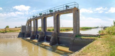 nehir üzerinde yapay bariyer