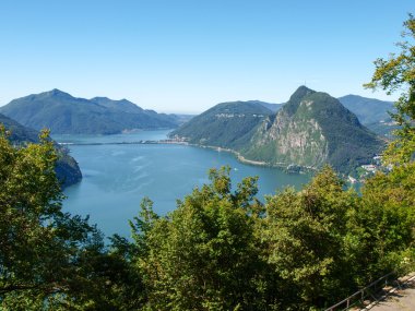 Lugano, İsviçre - juli 31 2014: Lugano monte bre şehrin yukarısındaki gelen Körfez resimleri.