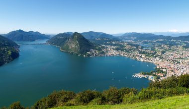 Lugano, İsviçre - juli 31 2014: Lugano monte bre şehrin yukarısındaki gelen Körfez resimleri.
