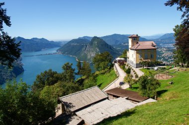 Lugano, İsviçre - juli 31 2014: Lugano monte bre şehrin yukarısındaki gelen Körfez resimleri.