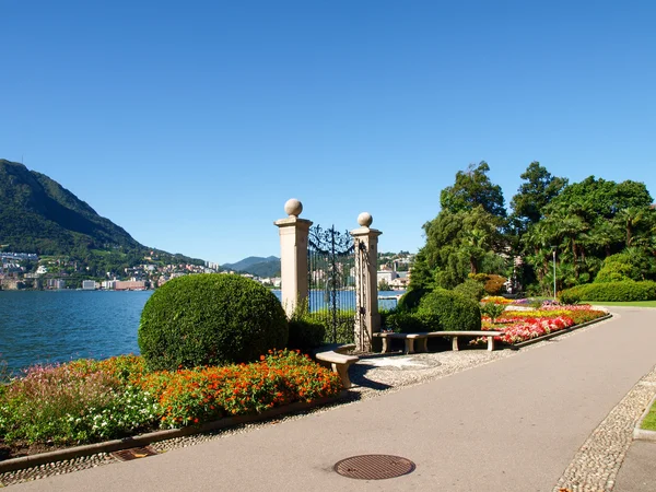 Puerta en el lago de Villa Ciani — Foto de Stock