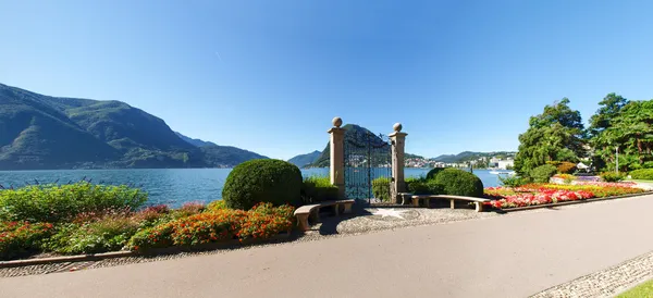 Tor am see von villa ciani — Stockfoto