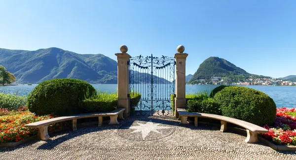 Gate at lake of Villa Ciani — Stock Photo, Image