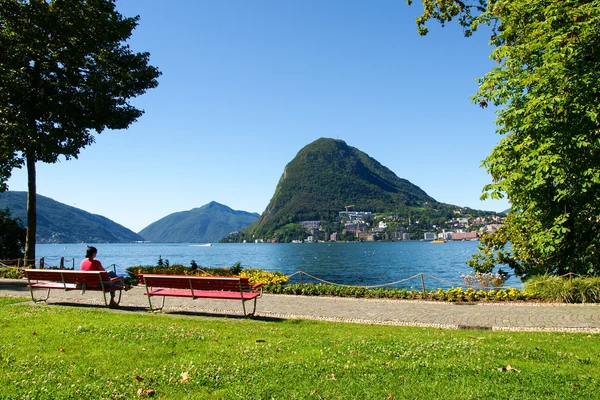 Monte san salvatore gezien vanuit het park — Stockfoto