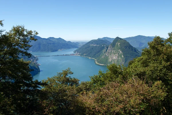 Lugano, Svizzera - 31 luglio 2014: Immagini del Golfo di Lugano dal Monte Bre sopra la città . — Foto Stock