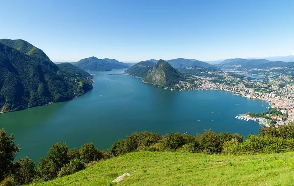 Lugano, Svizzera - 31 luglio 2014: Immagini del Golfo di Lugano dal Monte Bre sopra la città . — Foto Stock