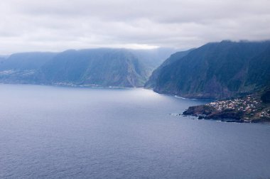 Madeira 'da sisli bir günde uçurumlar