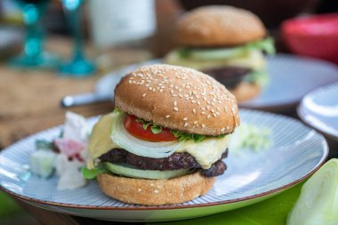 Barbekü partisinde lezzetli bir hamburger.