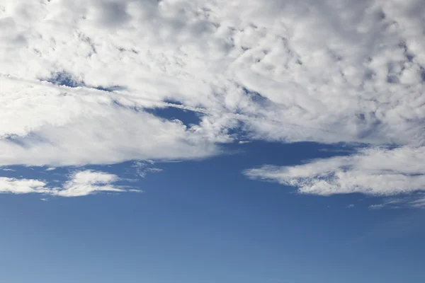 青い空に明るい雲 — ストック写真