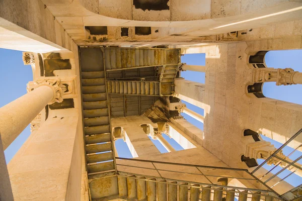 Böl. st. duje's Katedrali'nin çan kulesi içinde merdiven