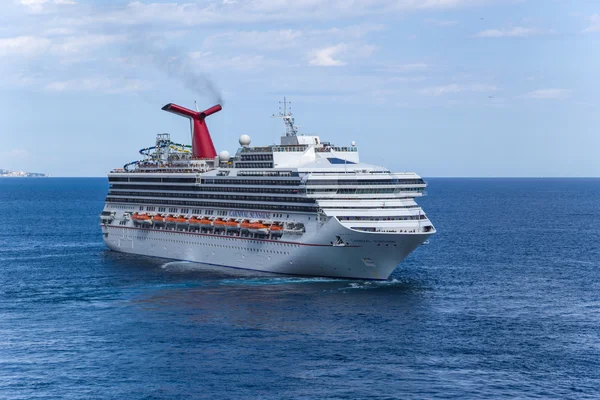 Liner cerca del puerto de Mónaco — Foto de Stock