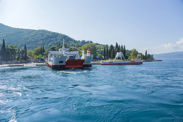 Montenegro. Fähre in der Bucht von Kotor — Stockfoto