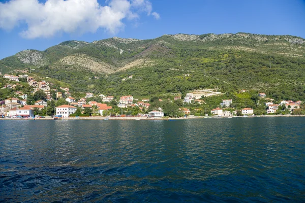 Černá Hora. město na březích zálivu kotor — Stock fotografie