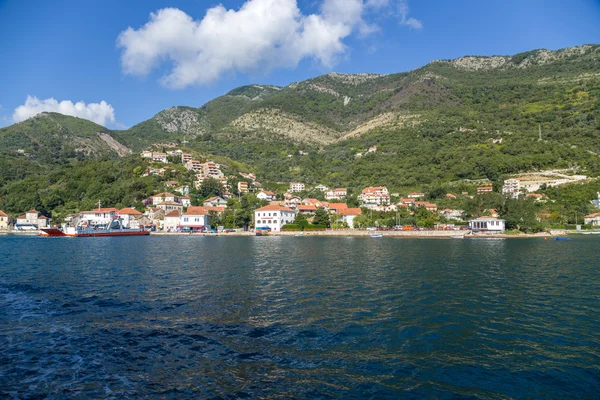 Montenegro. Stadt am Ufer der Bucht von Kotor — Stockfoto