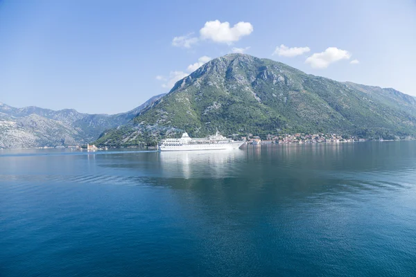 Montenegro. Kreuzfahrtschiff in der Bucht von Kotor — Stockfoto