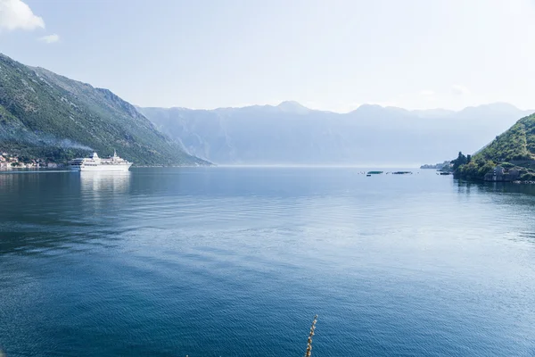 Montenegro. Navio de cruzeiro na baía de Kotor — Fotografia de Stock