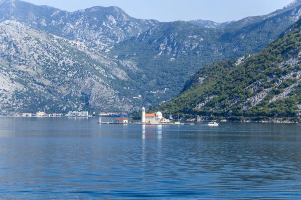 Montenegro. Isla de Nuestra Señora sobre las rocas — Foto de Stock