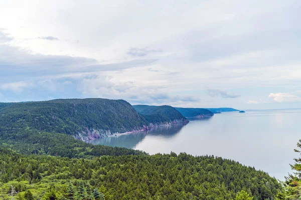 Green Mountain Landscape Facing Lake Summer Season Canada — 图库照片