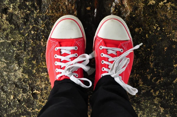 Красные туфли с белыми шнурками — стоковое фото