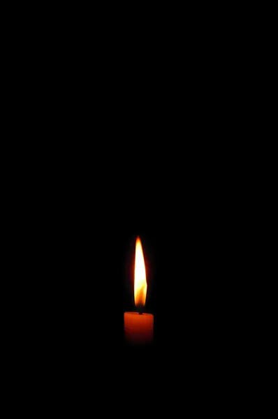 Kerze brennt im Dunkeln — Stockfoto