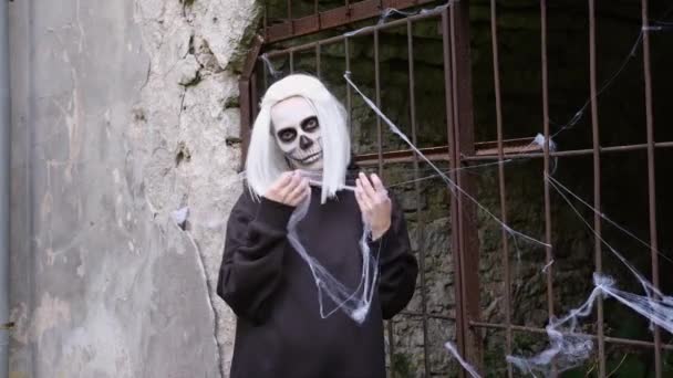 Mujer pintada como un esqueleto aterrador para la noche de Halloween. — Vídeos de Stock