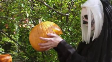 Gelin oyulmuş kabağı alır ve onunla dans eder.