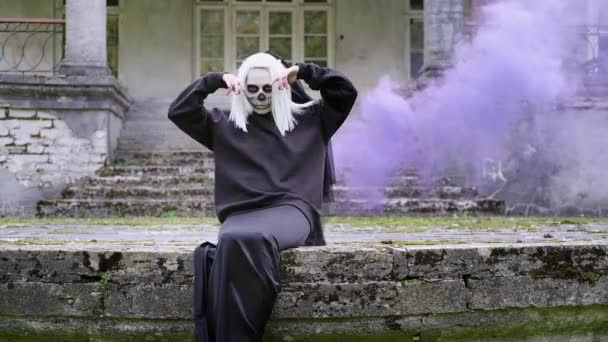 Novia muerta sentada en la vieja casa en un humo azul. Fiesta de Halloween. — Vídeos de Stock