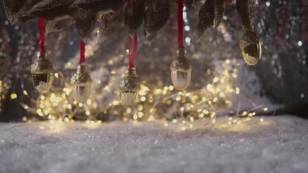 Juguetes navideños en brunch dorado. Concepto de fiesta festiva. Decoraciones de Navidad. — Vídeos de Stock