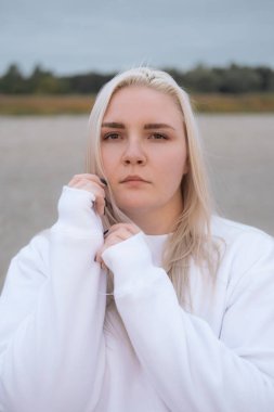 Deniz kenarında hayal kuran bir kadının portresi..